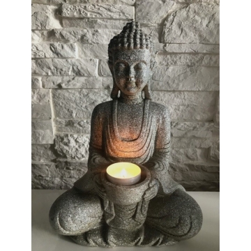 Meditující Buddha se svícnem